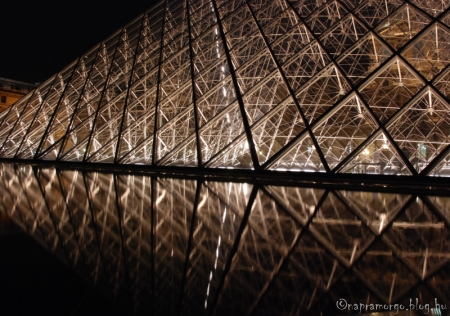 Louvre - piramis